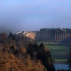 Das Schloss ragt aus dem Nebel