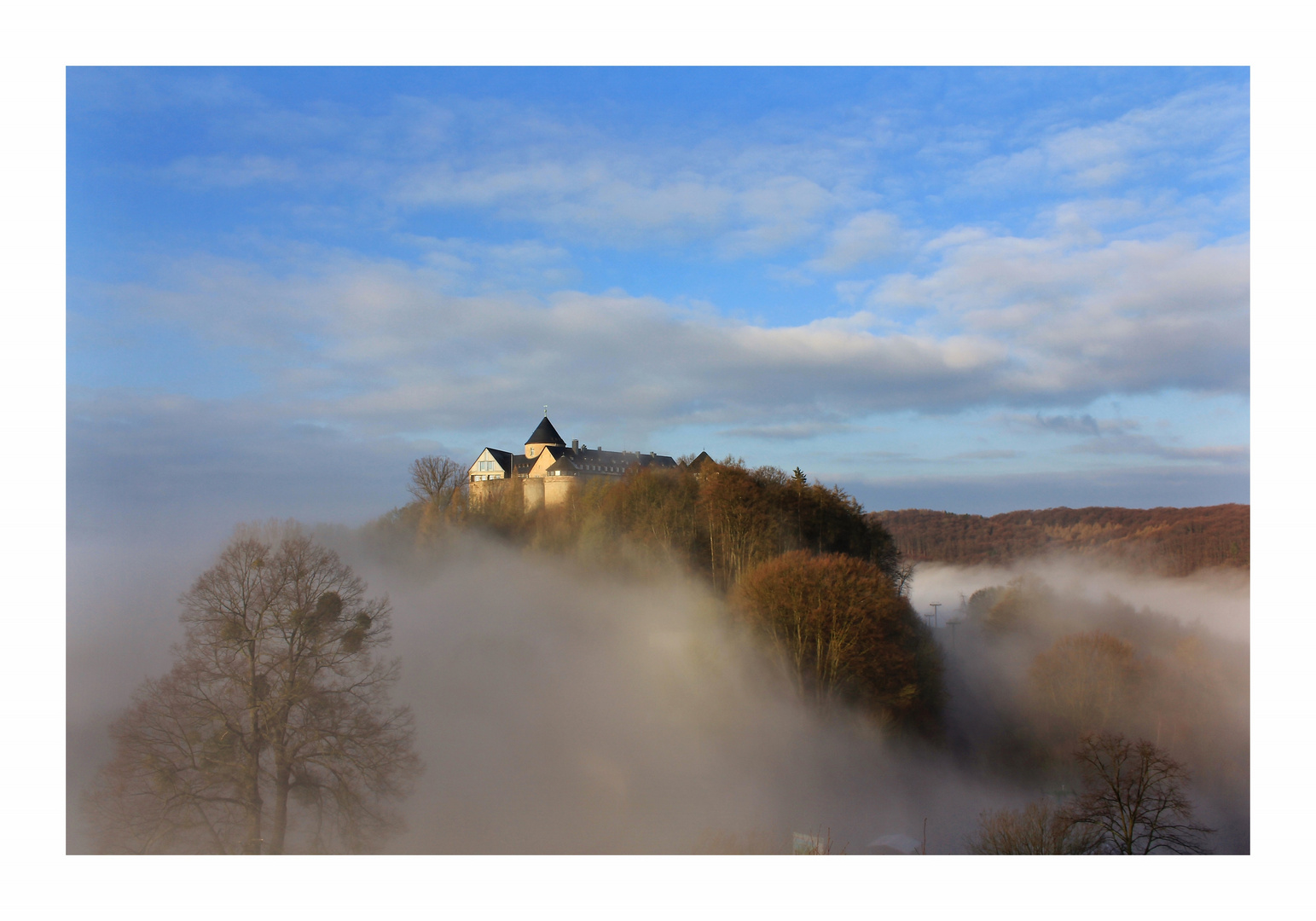 Das Schloss über dem Nebel
