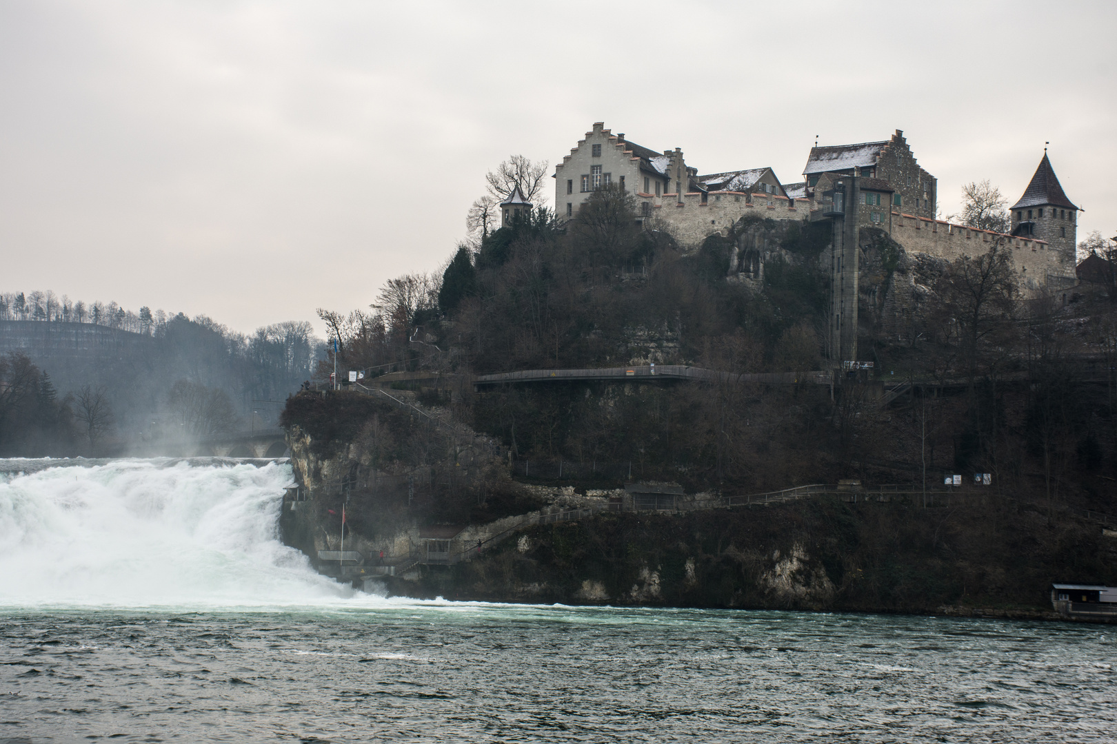  Das Schloss über dem Wasserfall