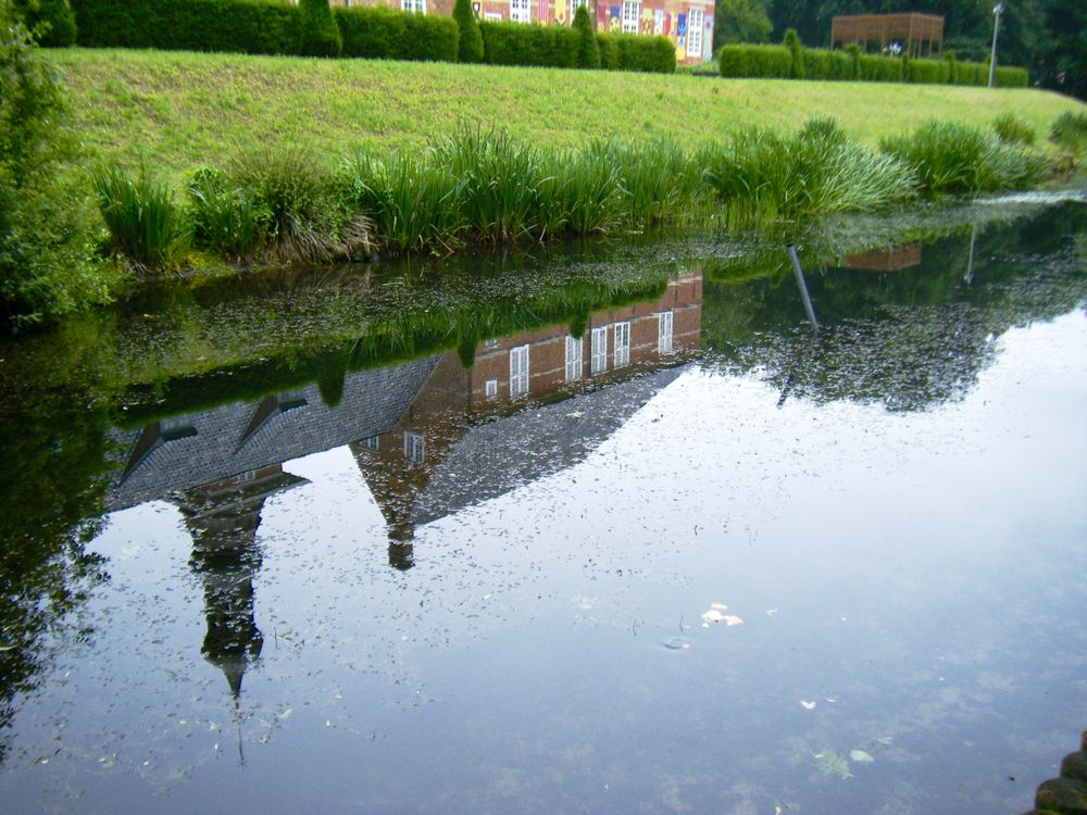 Das Schloss vor Husum gespiegelt 