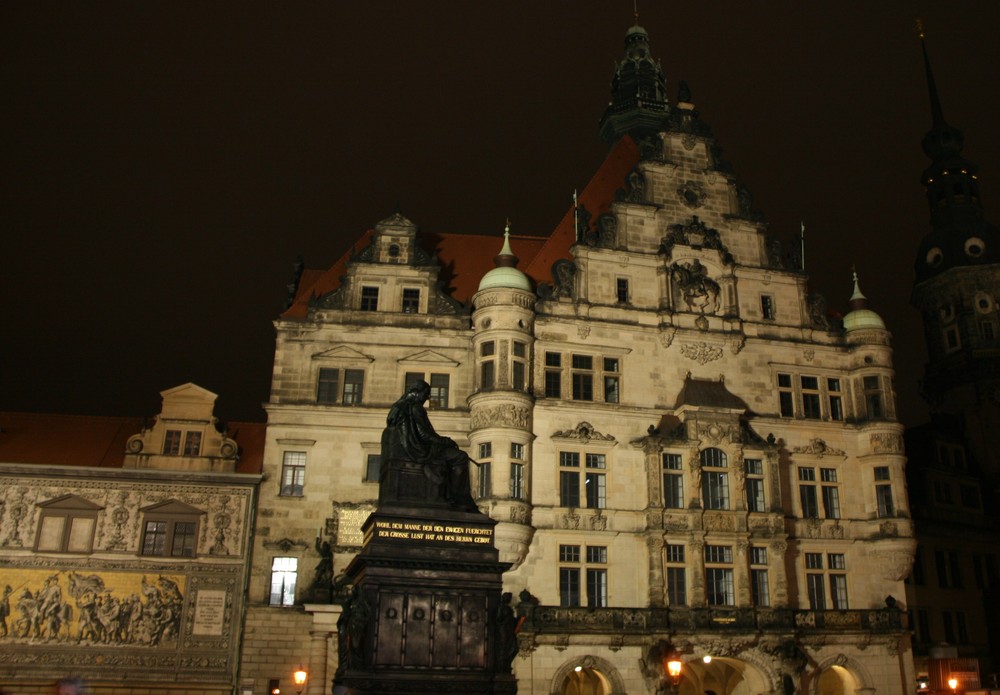 Das Schloss zu Dresden in der Wiege der Nacht