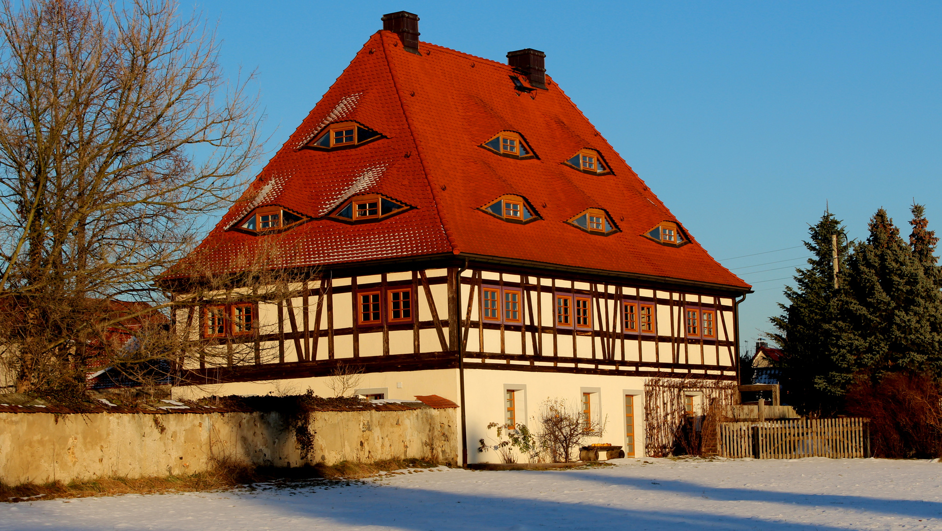 Das schön restaurierte Fachwerkhaus ist die ehemalige Pfarrschule in Baruth