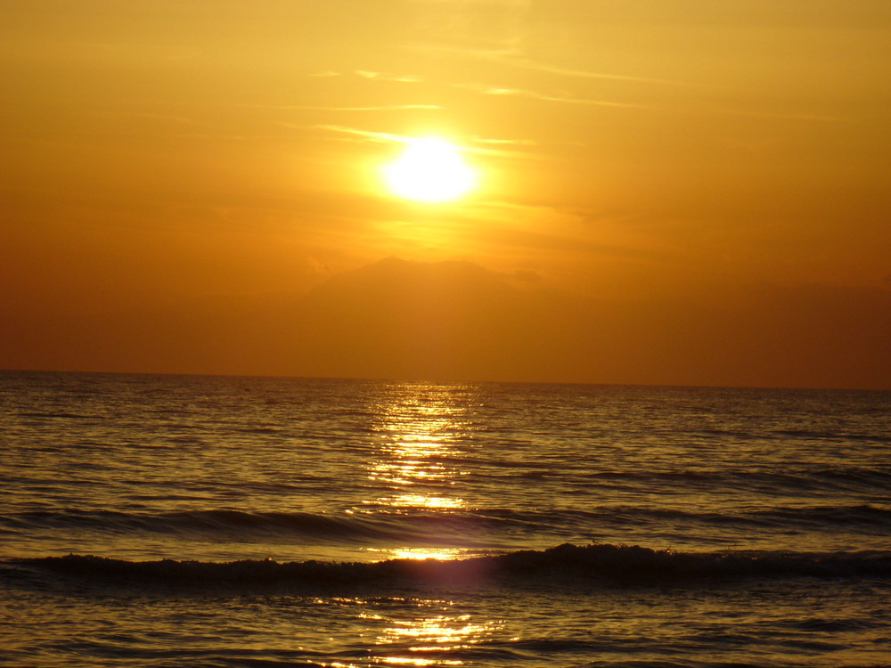 Das schöne Meer beim Sonnenuntergang