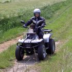 Das schönste am Quad fahren sind die Fliegen auf der Nase