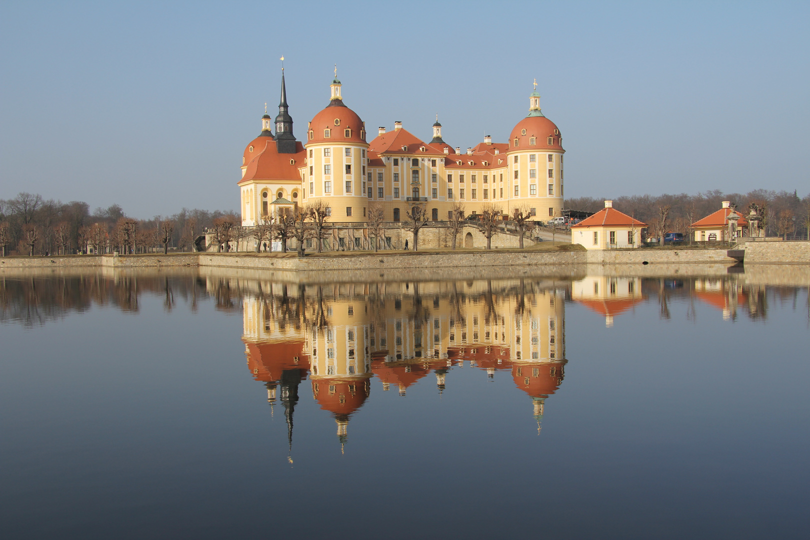 Das schönste Schloss Sachsens mit Spiegelung (unbearbeitet)