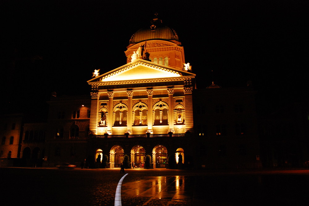 Das schweizer Bundeshaus bei Nacht