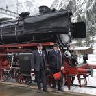 Das Schweizer Zugpersonal ist sichtlich Stolz auf ihre blankgeputzte 01 202