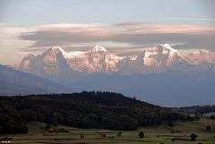 Das Schweizerkreuz als Schatten an der Jungfrau.