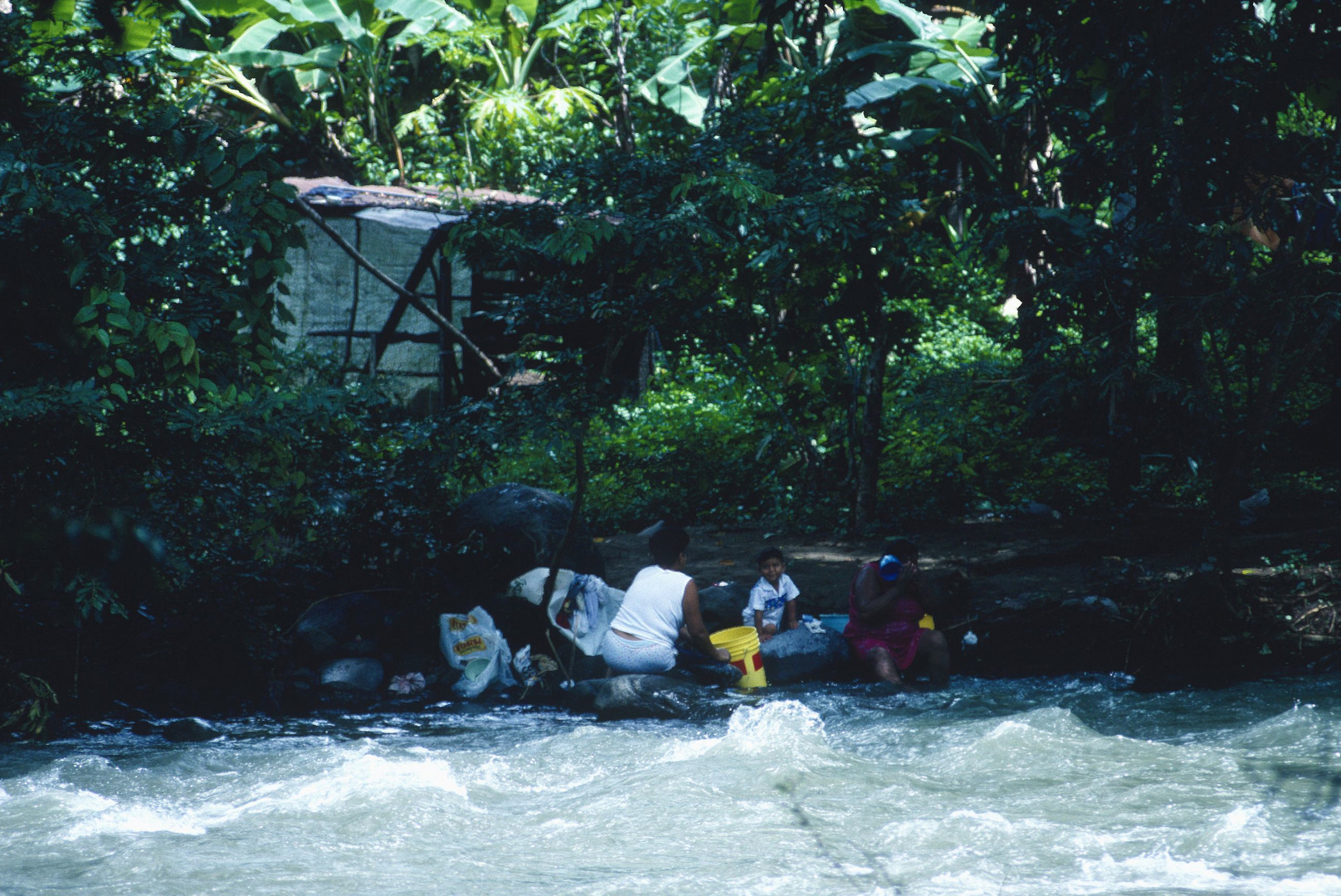 Das schwere Leben am Fluss im Regenwald von Costa Rica, 1980