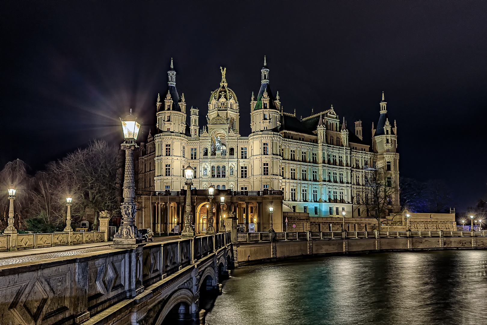 Das Schweriner Schloß bei Nacht