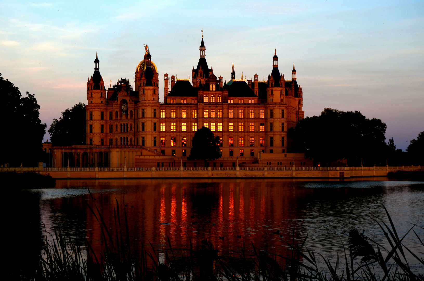 Das Schweriner Schloss bei Sonnenuntergang