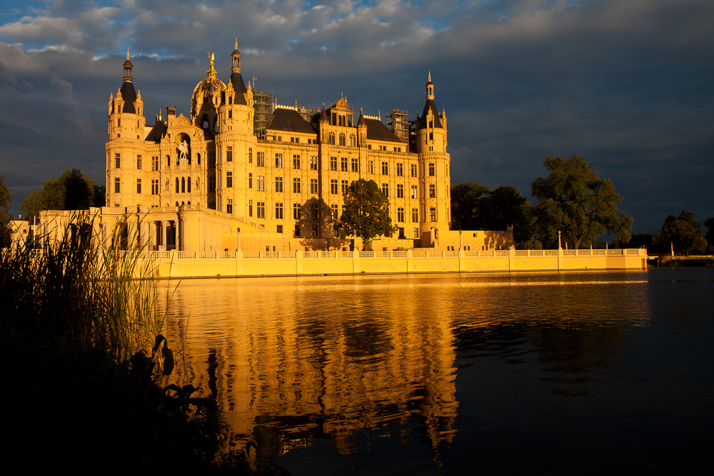 das Schweriner Schloss im Abendlicht