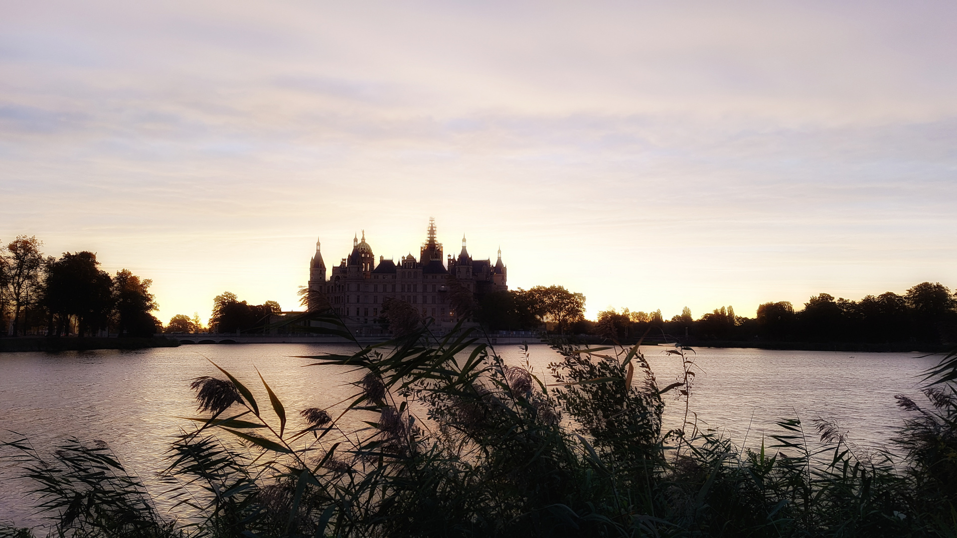 Das Schweriner Schloss im Morgenlicht