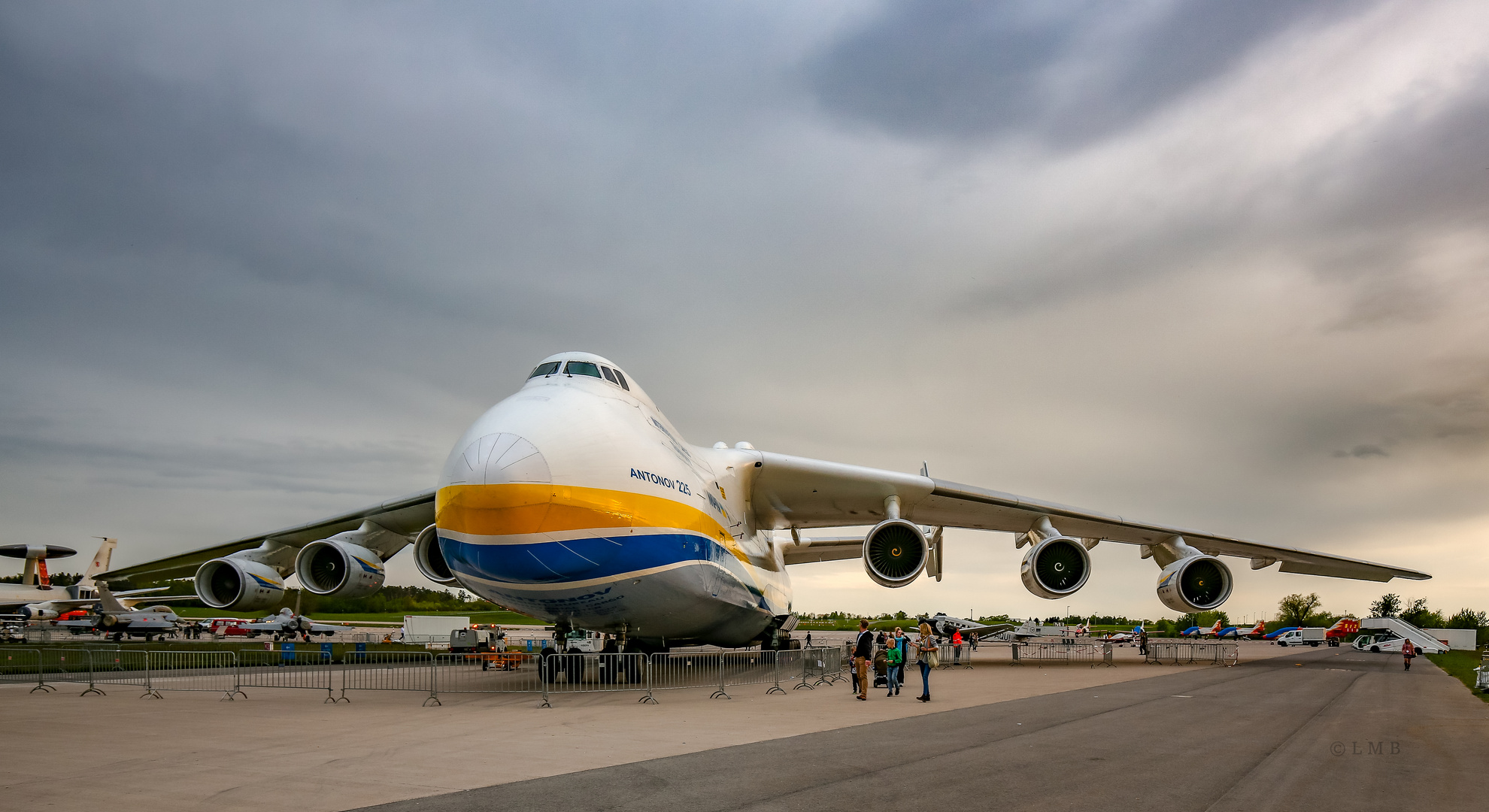 Das sechsstrahlige Frachtflugzeug