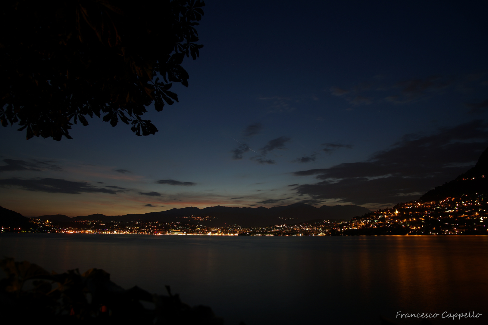 das Seebecken von Lugano beim eindunckeln