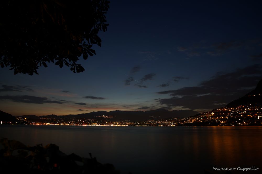 das Seebecken von Lugano beim eindunckeln