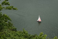 Das Segelboot auf dem Edersee