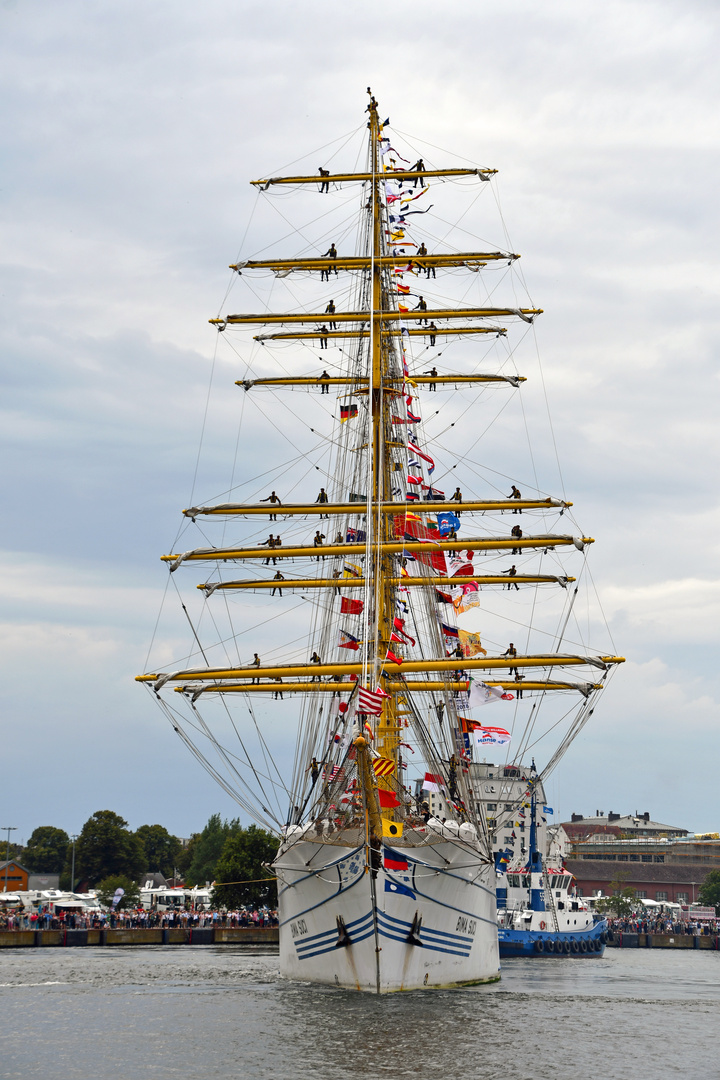 Das Segelschulschiff "Bima Suci" zur Hanse Sail 2023 in Warnemünde