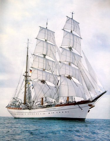 Das Segelschulschiff der deutschen Bundesmarine-Gorch Fock-unter vollen Segeln !