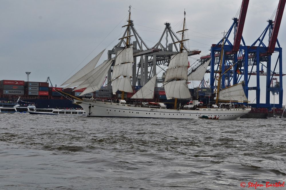 Das Segelschulschiff der Deutschen Marine führte die Einlaufparade an...