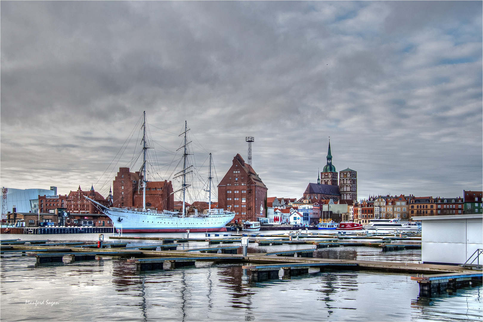 Das Segelschulschiff "Gorch Fock1" liegt fest an der Stralsunder Hafeninsel...  