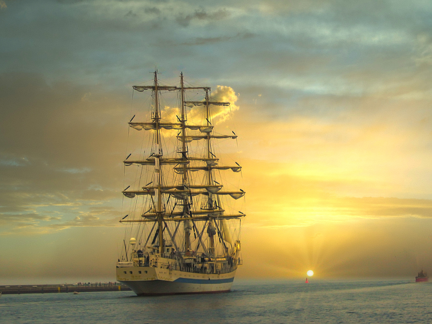 Das Segelschulschiff " Mir " Auslaufend Travemünde