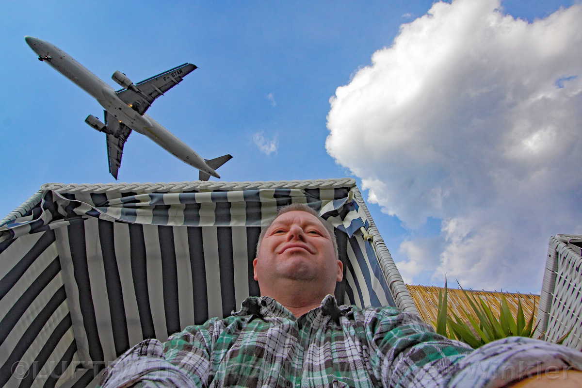 Das Selbstbildnis des Fotografen im Strandkorb und ein Air France Airbus A321
