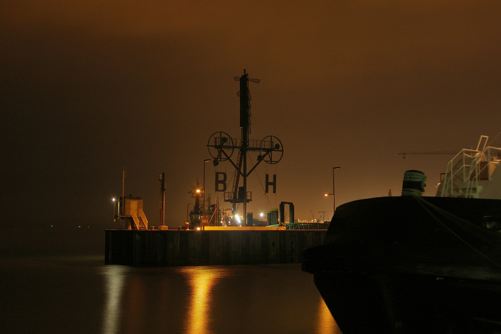 Das Semaphor in Bremerhaven (Anzeige für Borkum Riff und Helgoland).