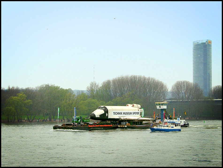 das shuttle buran fliegt am fc-office vorbei