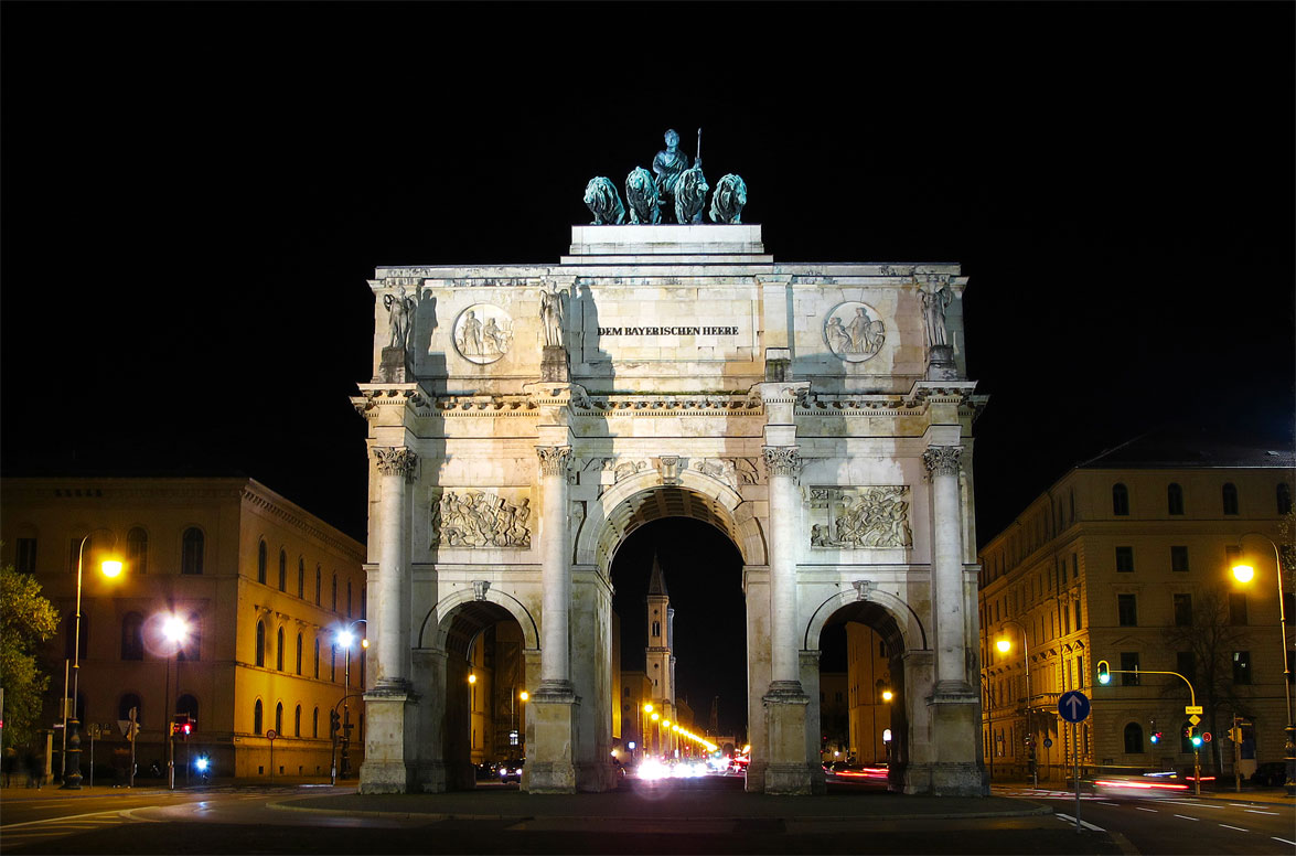 Das Siegestor bei Nacht