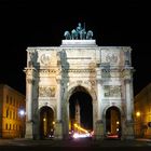 Das Siegestor bei Nacht