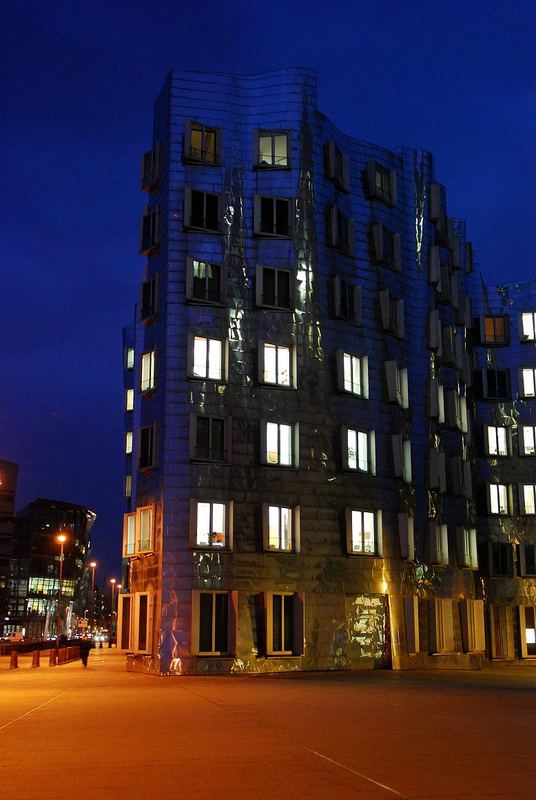 Das silberfarbene Gehry-Gebäude in Düsseldorfer Medienhafen am 25.01.2007