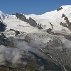 Das Sommerszenario über dem 1800m hochgelgenen Saas Fee im Wallis...