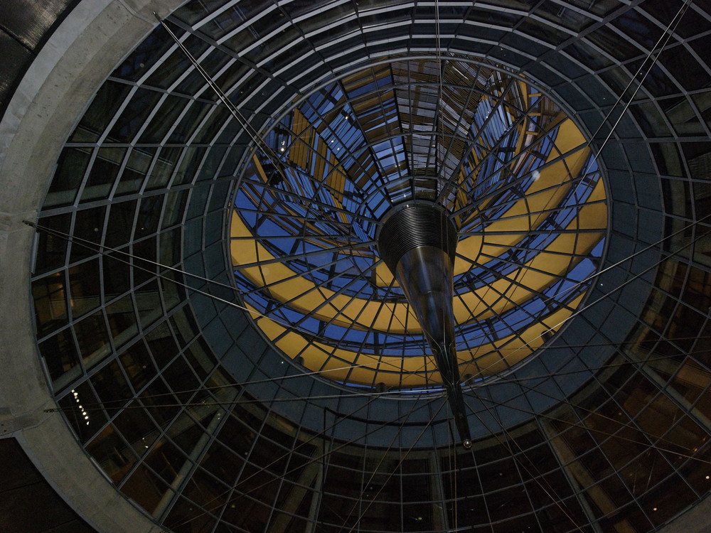 Das Sonnenschutzelement der Reichstagskuppel am Abend