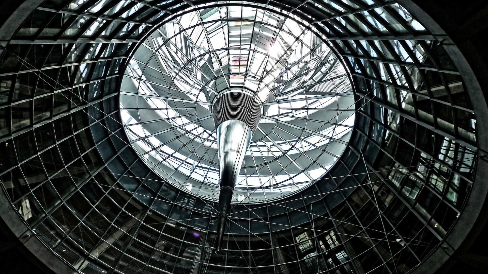 Das Sonnenschutzelement im Reichstagsbebäude in Berlin