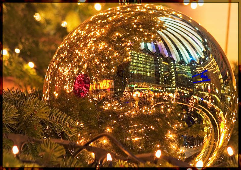 Das Sonycenter in der Weihnachtskugel