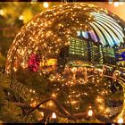 Das Sonycenter in der Weihnachtskugel