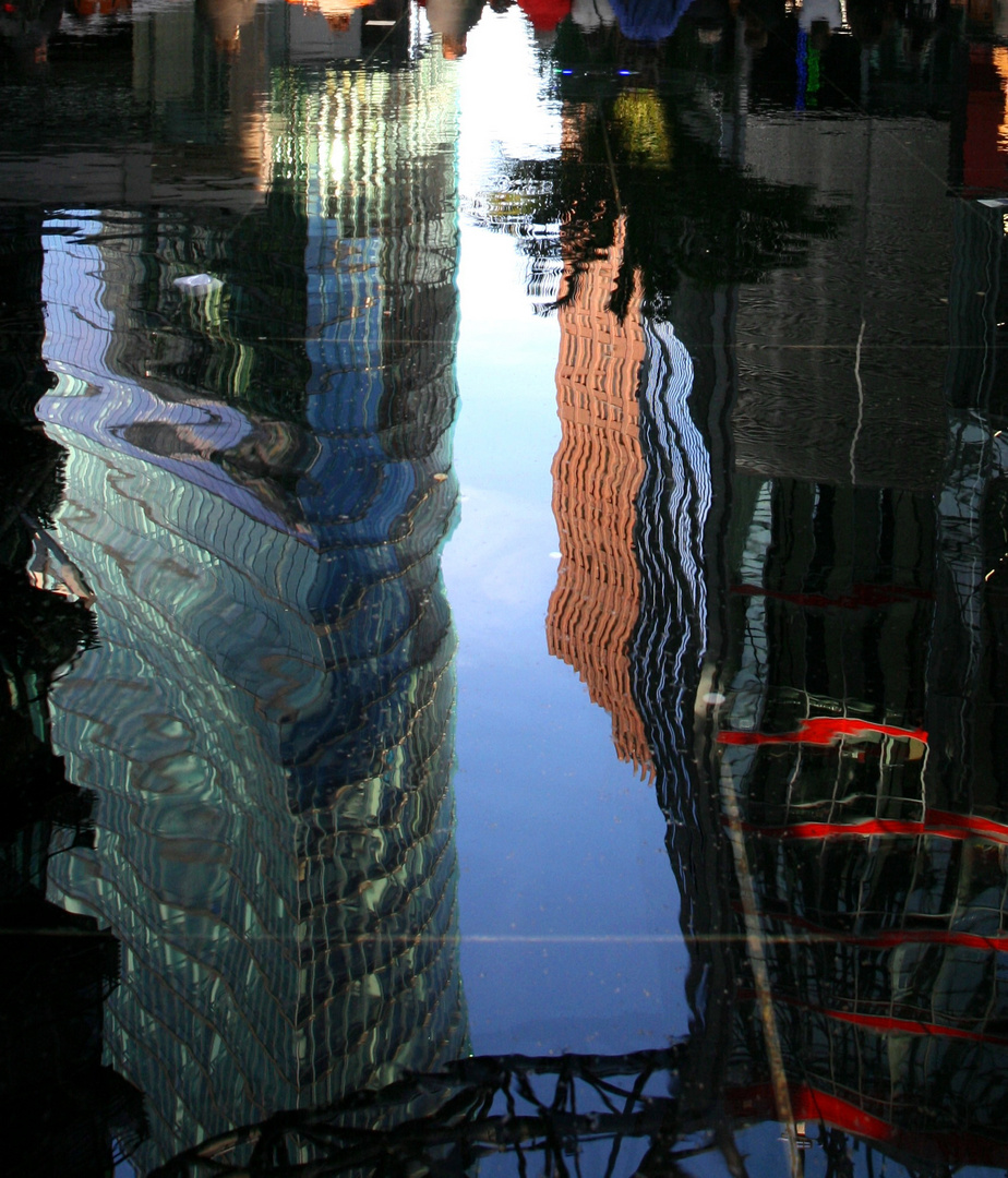 Das Sonycenter spiegelt sich im Wasser