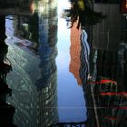 Das Sonycenter spiegelt sich im Wasser