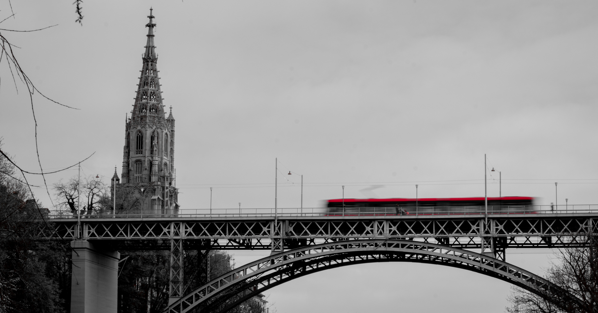 Das spätgotische Münster, die renovierte Kirchenfeldbrücke und Bernmobil in Fahrt