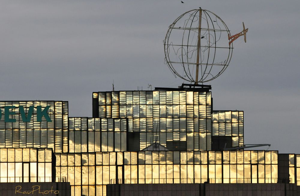 Das Spiegel-Fenster-Haus in Köln bei Sonnenuntergang