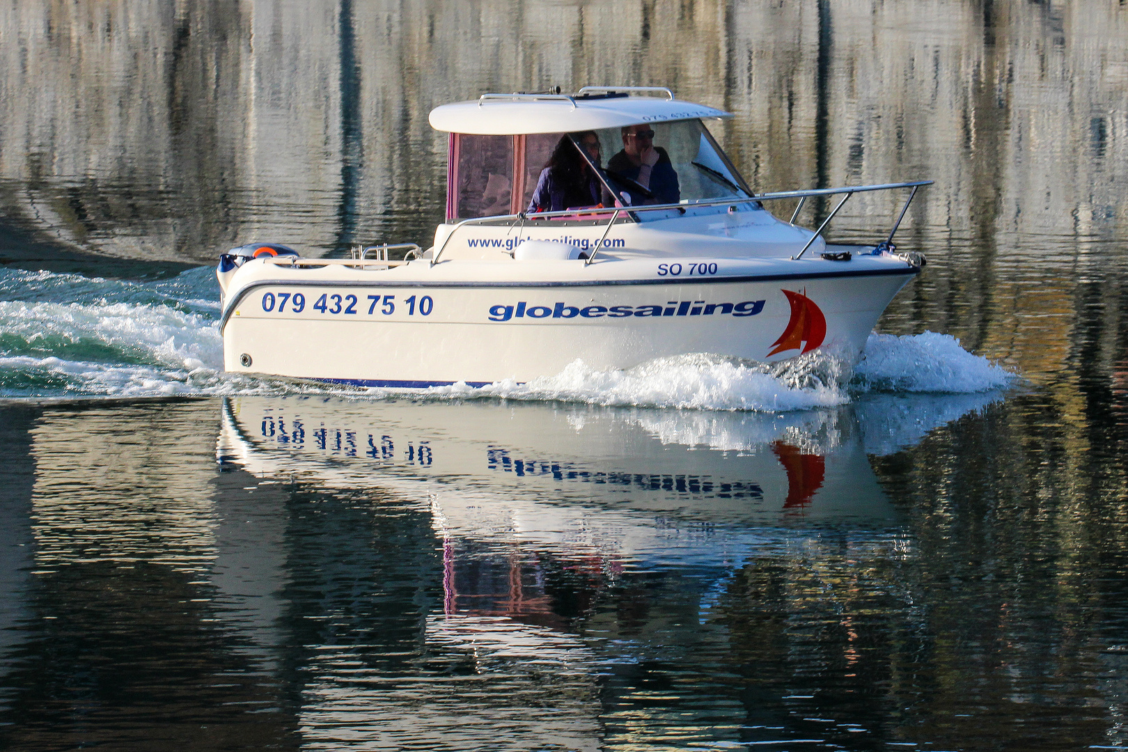 Das spiegelnde Motorboot