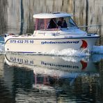 Das spiegelnde Motorboot