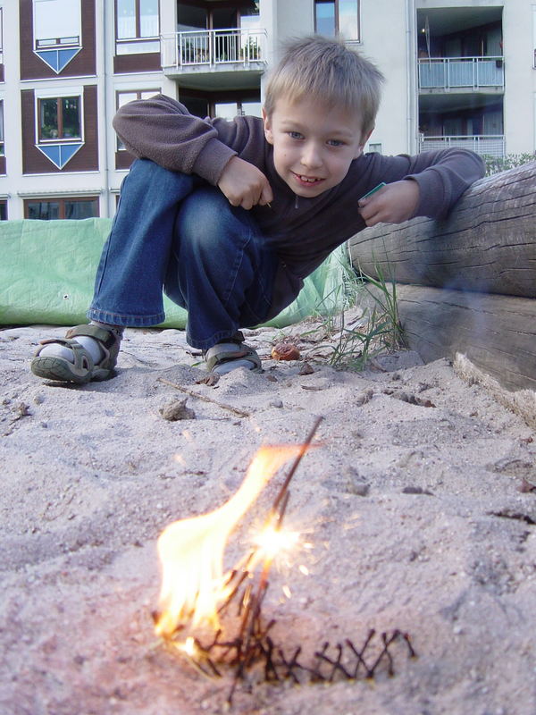 Das Spiel mit dem Feuer Foto & Bild kinder, kinder im schulalter