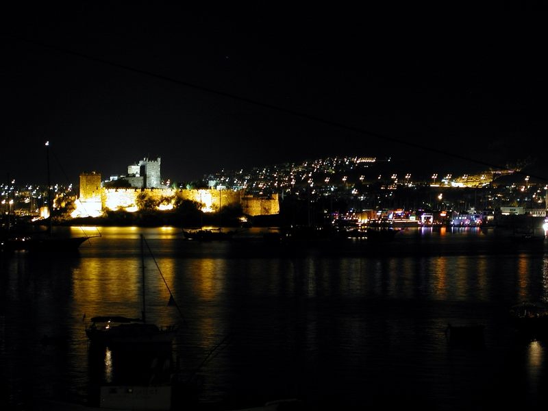 Das St. Peter Kastell in Bodrum bei Nacht