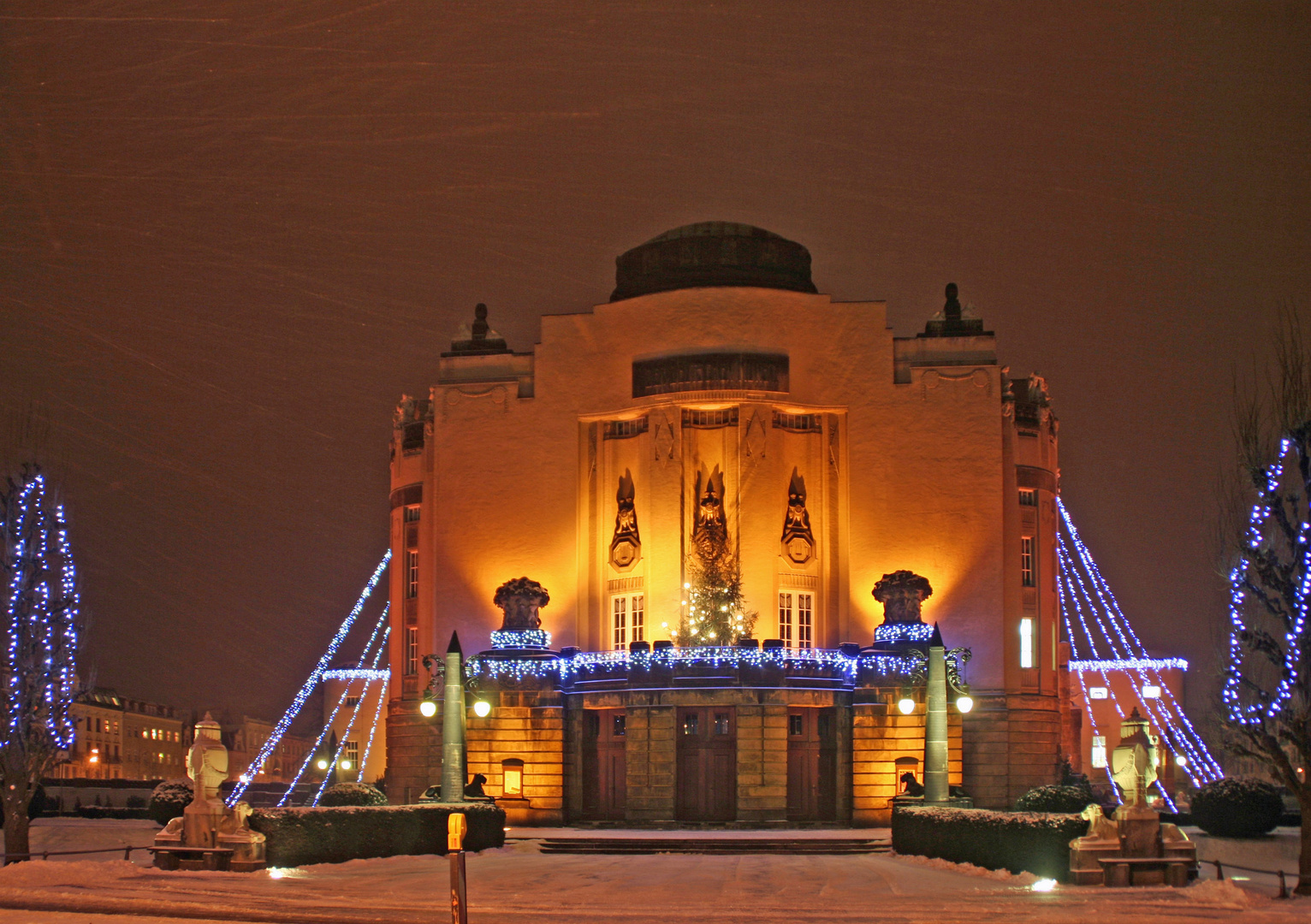 Das Staatstheater Cottbus in weihnachtlicher Beleuchtung