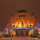 Das Staatstheater Cottbus in weihnachtlicher Beleuchtung