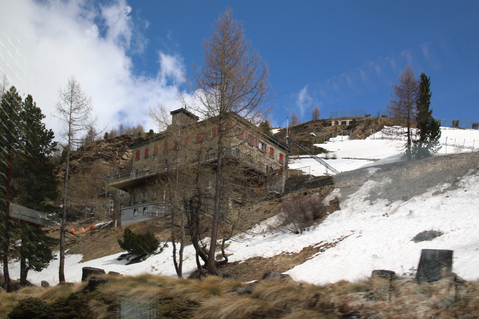 Das Stationsgebäude Alp Grüm .....