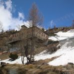 Das Stationsgebäude Alp Grüm .....