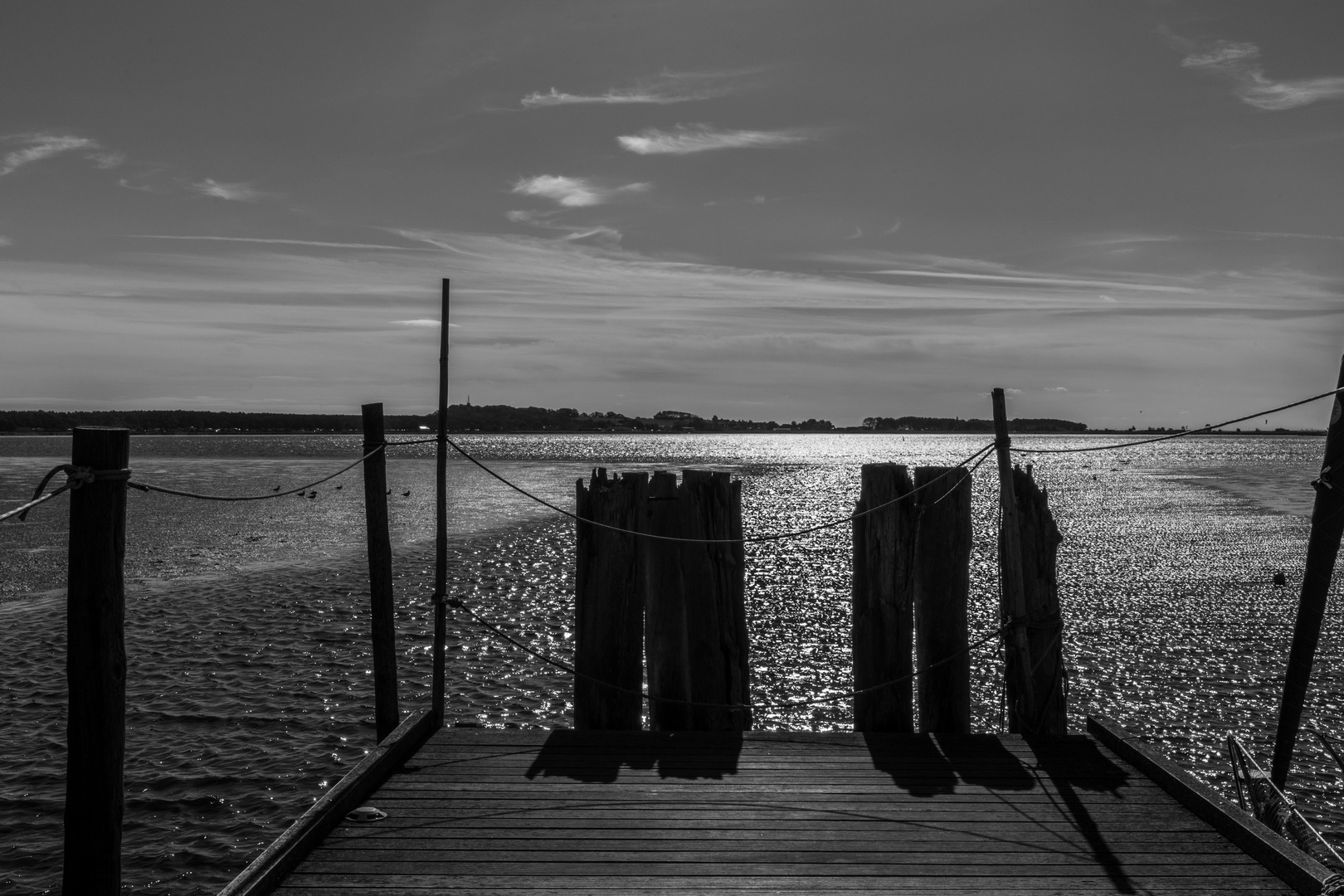 Das Steg-Ende des sehr sehr kleinen Hafen in Groß Zicker mit der Sonne von vorn...